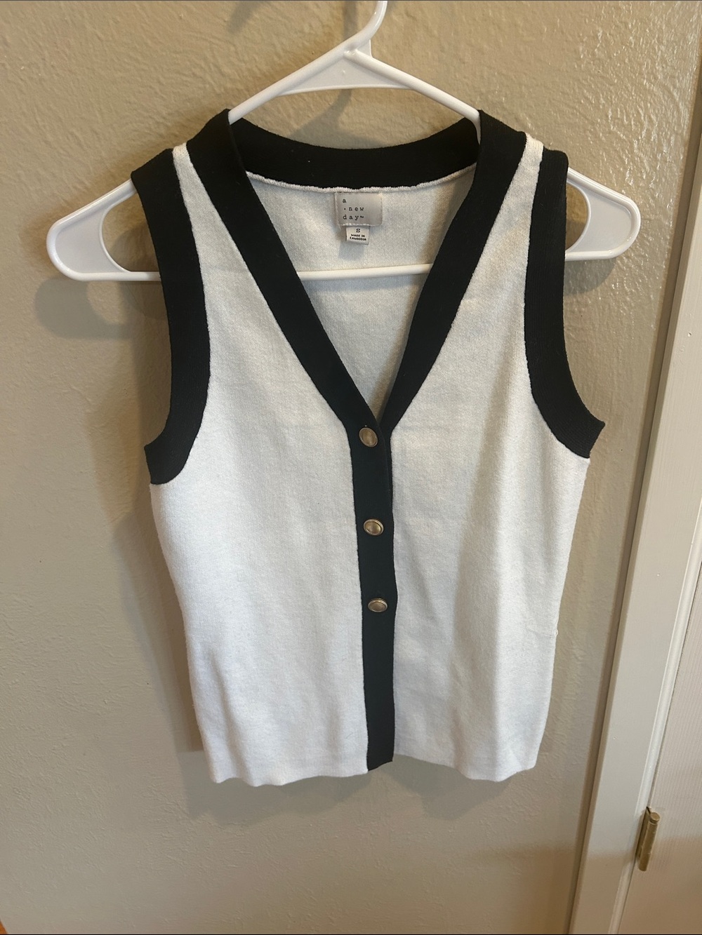 a new day White Sleeveless Knit Tank with Black Trim small